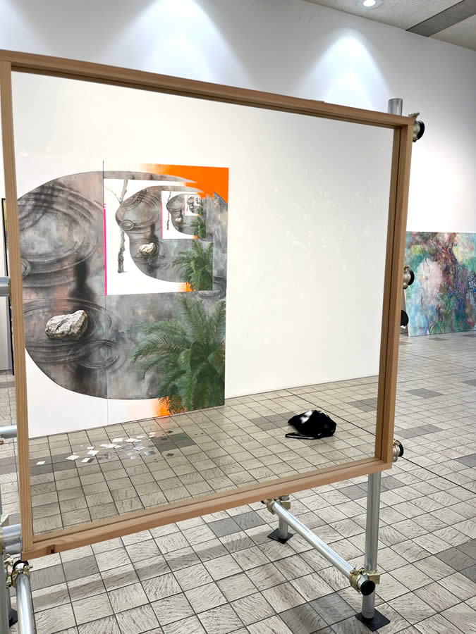 絵画と風景が鏡に映り込む様子